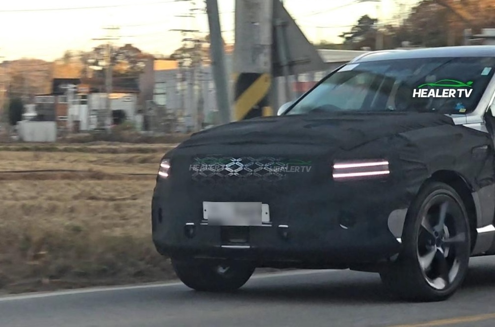 First Genesis GV80 Hybrid P1 Prototype Confirmed New Grille Design