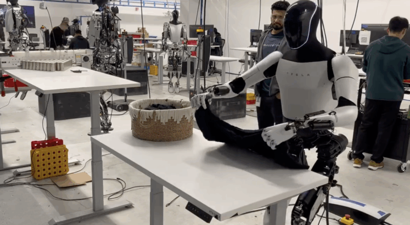 Chinese Companies Rush Into Humanoid Robots, Government Warns of Bubble Risk