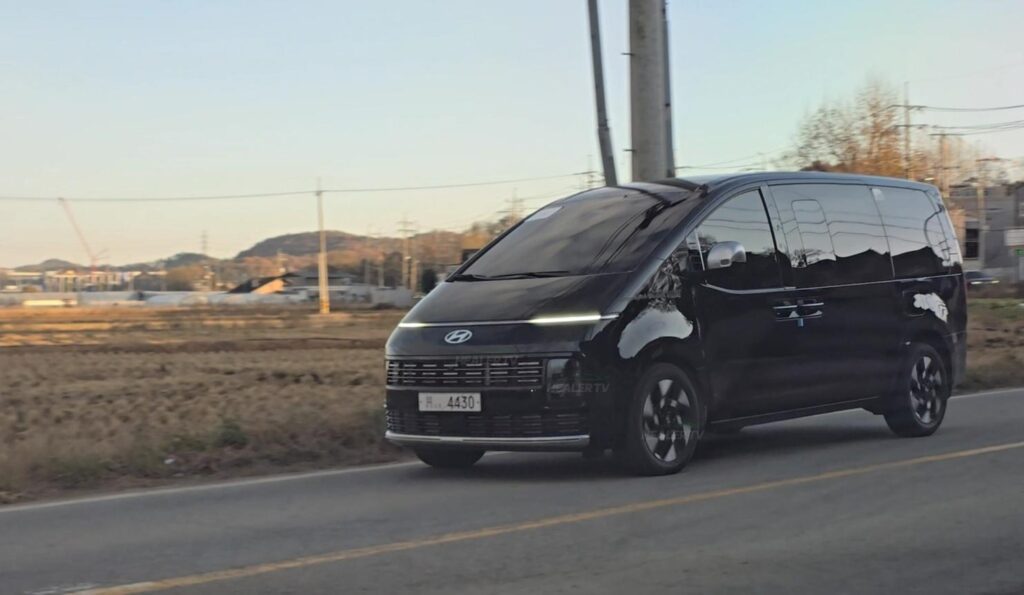Hyundai Staria Facelift: Undisguised Exterior Reveals New Grille and Bumper in Latest Spy Shots