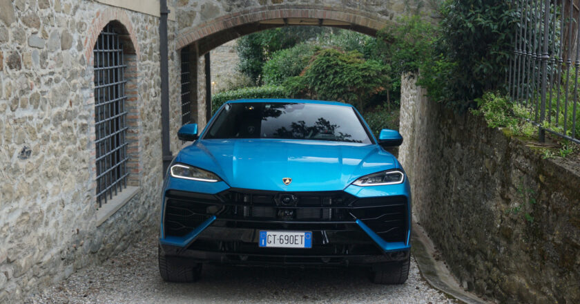 2025 Lamborghini Urus SE: A Beast of a Hybrid SUV