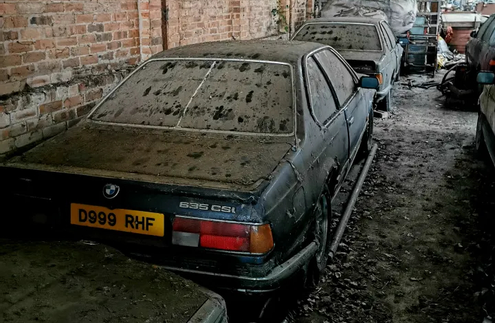 Un cimitero di auto, dove il tempo si è fermato: ci sono BMW e Volvo