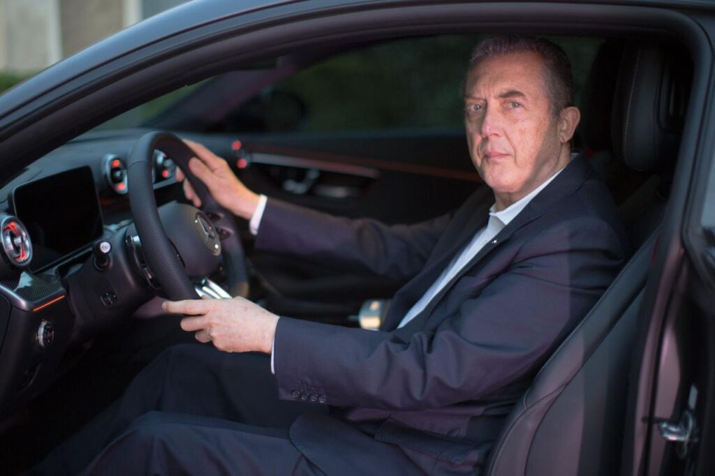 Convenció a los japoneses de vender planes de ahorro y ahora desembarcó en Mercedes-Benz