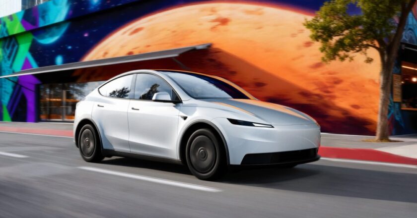 Elon Musk Warns Auto Rivals About Full Self-Driving