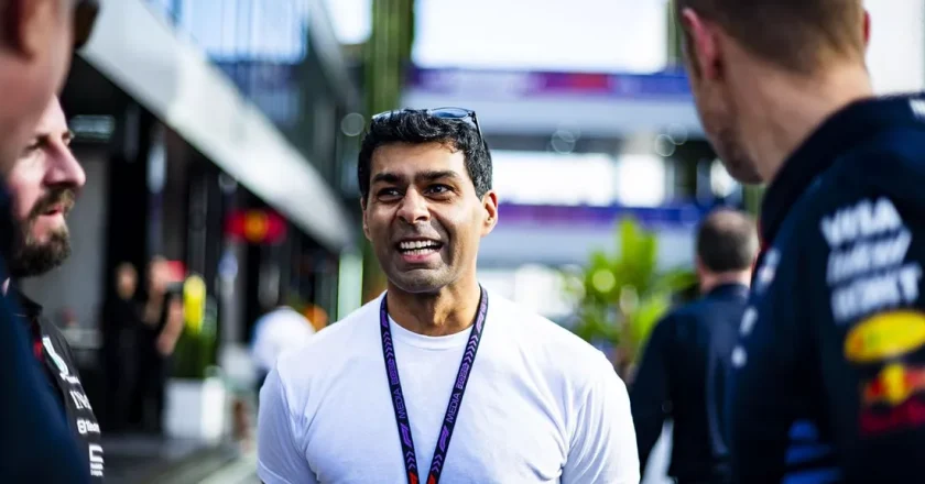 Carlos Sainz Advocates for TV Analysts in F1 Stewarding Panel