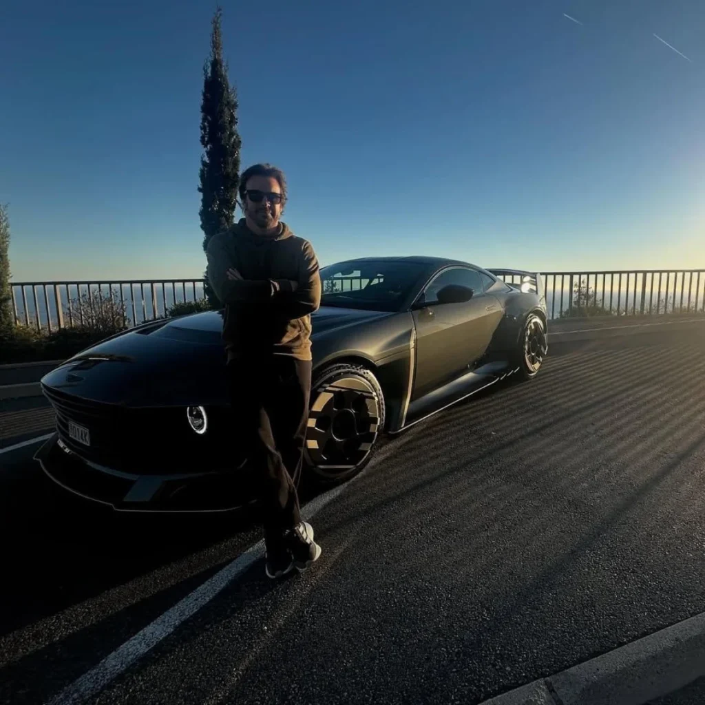 Alonso e la passione per le hypercar, eccolo su una vettura da 2,9 milioni