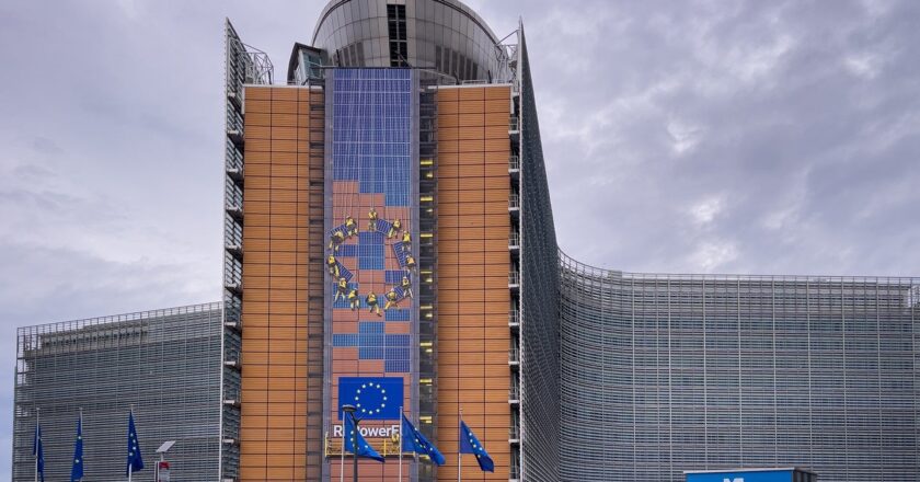 German Chancellor Pushes EU to Soften 2035 Ban on Combustion Engine Cars