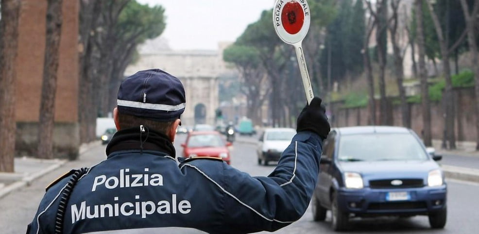 Guidava da 8 anni senza patente e con revisione scaduta: ecco che cosa gli aspetta