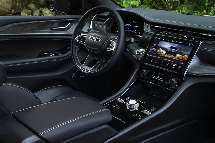 5 Autos del 2025 cuyos interiores dan un paso atrás en el tiempo