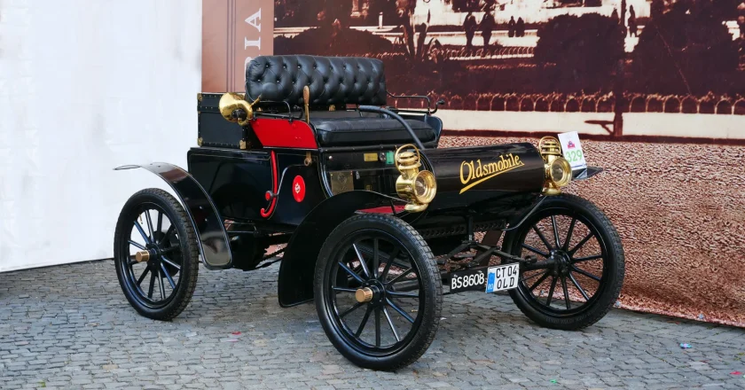 The Curved Dash Oldsmobile: A One-Cylinder Marvel from the Early Days of Cars