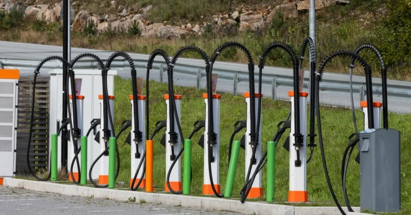 US States Lagging in EV Incentives and Adoption