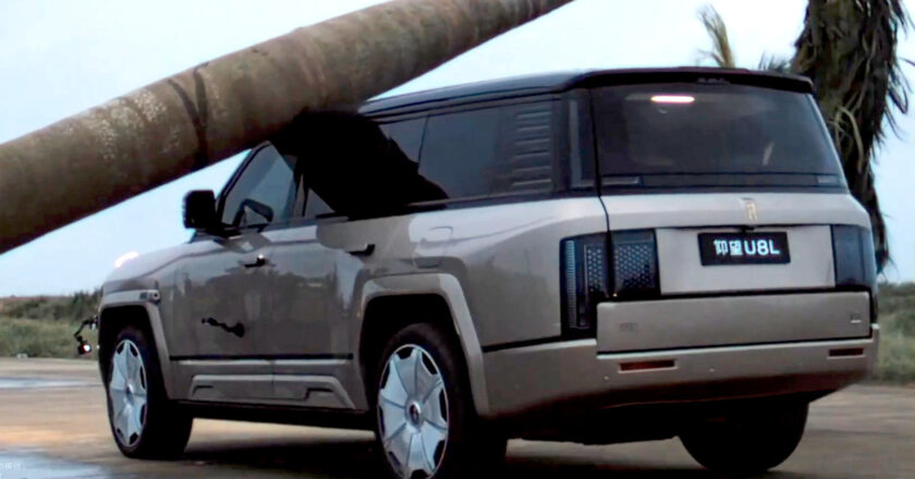 BYD’s YangWang U8 Survives Giant Palm Tree Drop Test