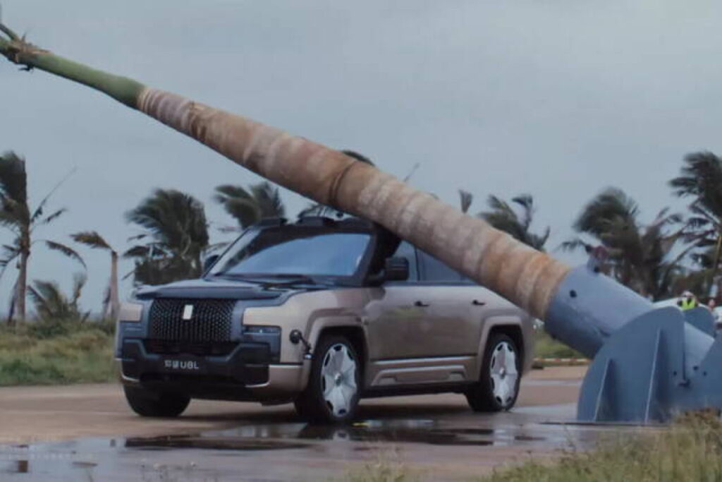 Sul maxi SUV cinese crolla addosso un albero, ma non si scompone
