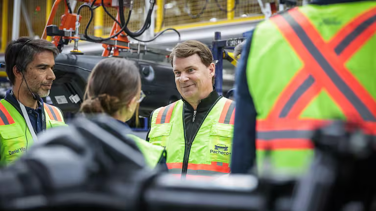 Ford CEO Praises Xiaomi SU7: ‘It’s the Apple of China’