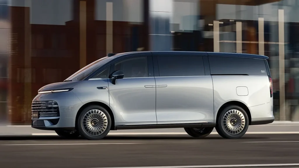 Galaxy V900 : Geely lance son nouveau monospace