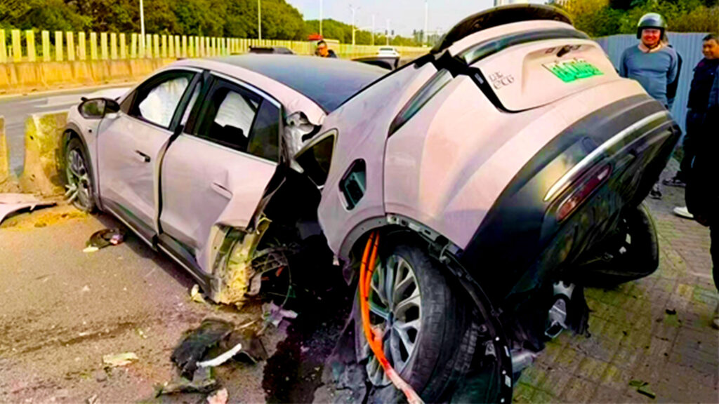 Nio EV Splits Open Like A Can Of Tuna In A Strange Crash