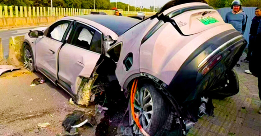 Nio EC6 Splits in Half but Survives Crash Without Fire or Injuries