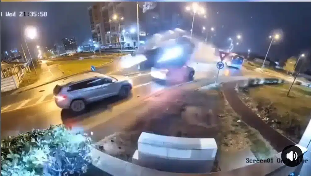 Mercedes decolla sulla rotonda e salta due auto: sembra un film, ma è successo davvero. IL VIDEO