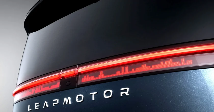 Leapmotor D99 Electric Minivan Challenges Pacifica with Massive Battery